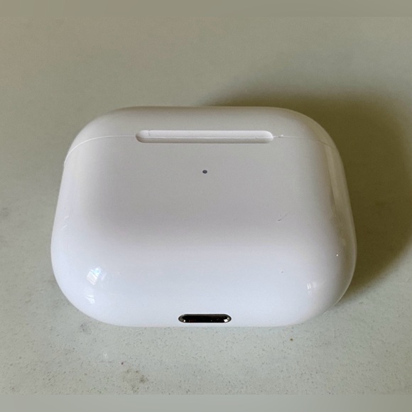 Apple AirPods A2897 3G MagSafe Charging CASE ONLY - Picture 5 of 12